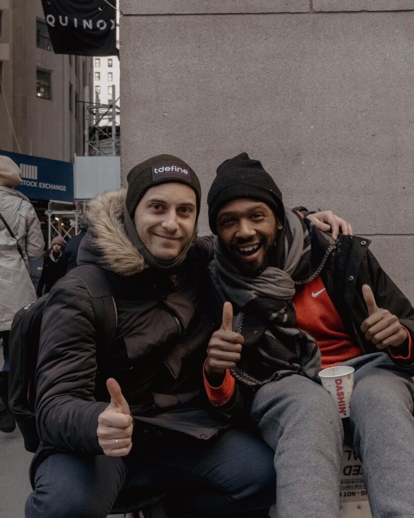 New York seduto accanto ad un ragazzo che si stava congelando dal freddo. Scrivere un diario da viaggio lo rende unico