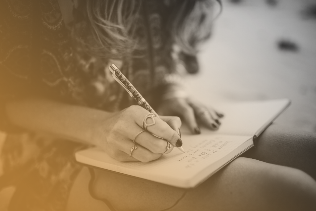 Una ragazza scrive un diario durante le sue vacanze tutte le idee che ha in mente