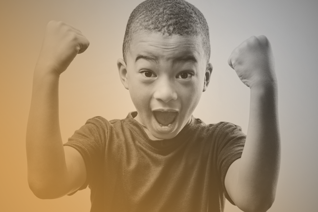 Un bambino ha un espressione di forza e determinazione e un atteggiamento vincente