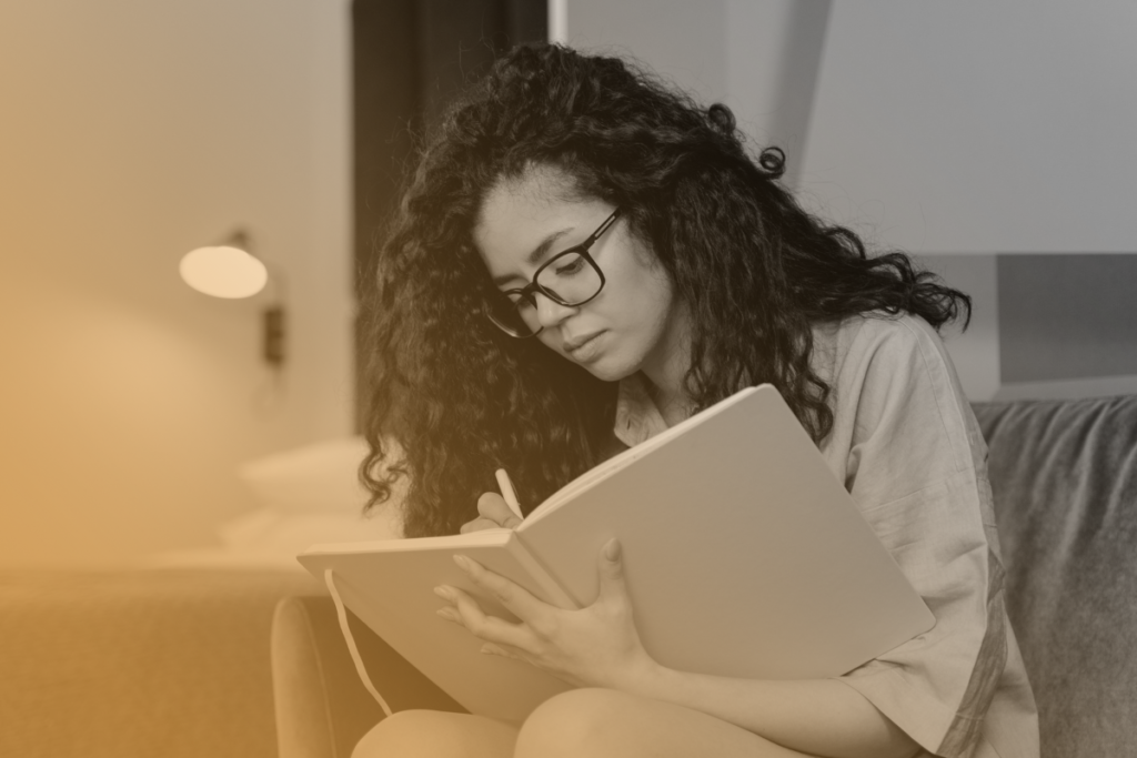 Perché scrivere un diario personale? Una ragazza inizia a scrivere un diario e riflette sui suoi pensieri