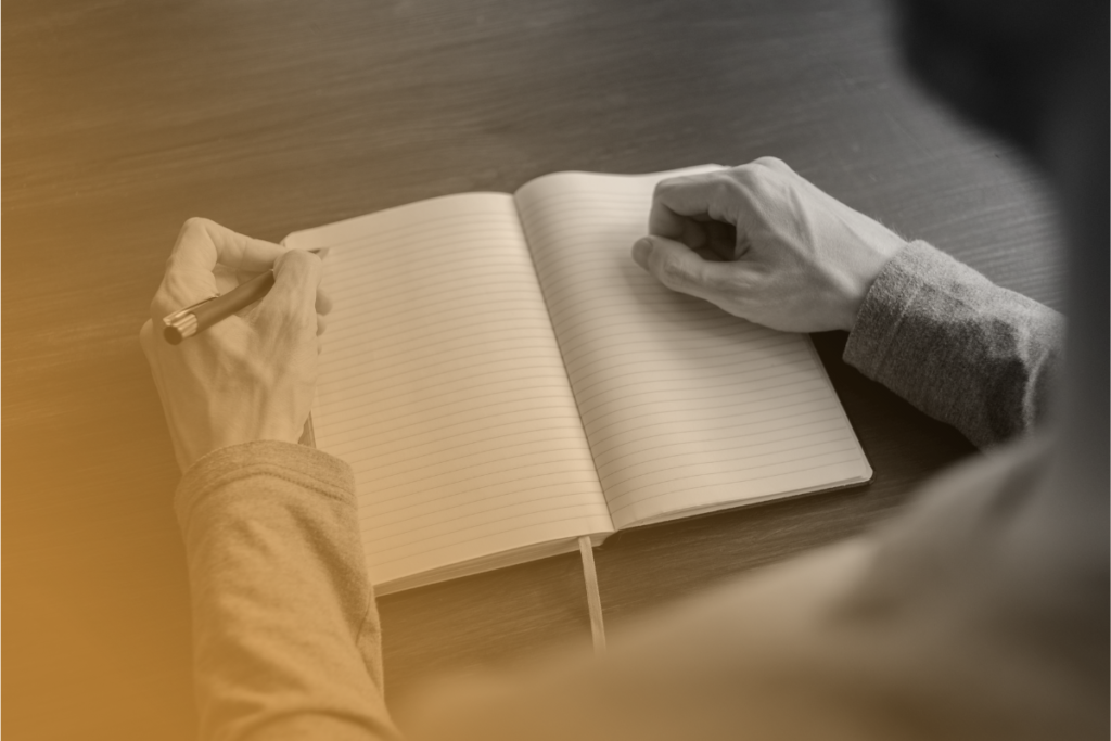 scrivere un diario rispondendo a delle domande introspettive. ti aiuta a migliorare l'autostima
