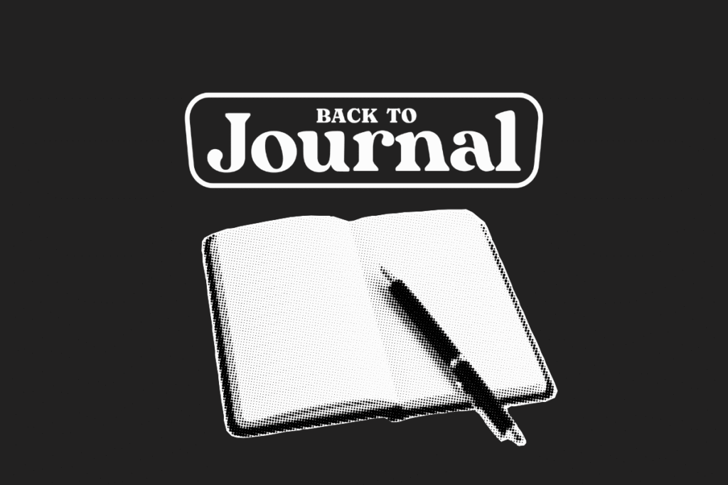 Logo ufficiale del blog back to journal. Il blog sul journaling di riferimento in Italia - Un diario con una penna su uno sfondo nero in stile vintage.