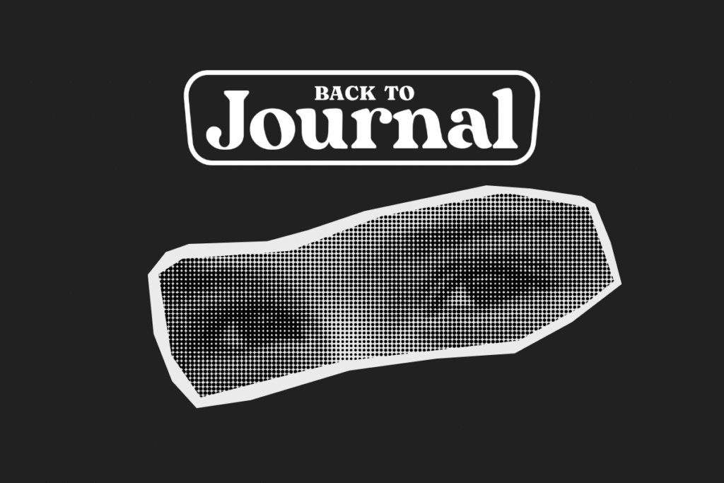 Immagine scura con il logo bianco ufficiale di backtojournal il blog sul journaling di riferimento in Italia occhi di un bambino in bianco e nero in stile vintage